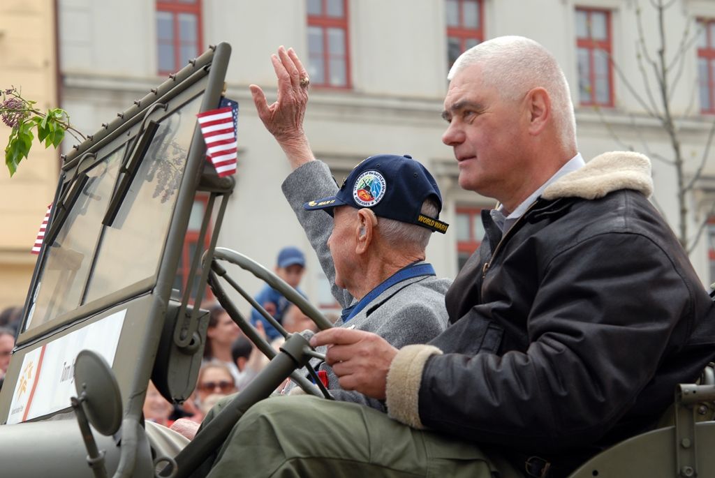 Zhruba 300 historických vojenských vozidel projelo dnes krátce před polednem městem, velkou přehlídku nazvanou Convoy of Liberty sledovaly po obou stranách Klatovské třídy tisíce lidí. Belgickými a americkými vlaječkami mávali veteránům, kteří v květnu 1945 přivezli Plzni svobodu. Kolonu džípů vezoucí veterány vedl George Patton Waters, vnuk generála Pattona, pod jehož velením byla Plzeň před sedmdesáti lety osvobozena. Člen amerického kongresu, který si svého dědečka pamatuje jen jako malý chlapec, na oslavy přijíždí každoročně. Stejně tak si je letos nenechala ujít ani vnučka generála Pattona Helen Patton. Konec konvoje patřil moderní vojenské technice, mimo jiné americkým bojovým vozidlům Stryker. Velkým překvapením přehlídky byl v 11:20 přelet dvou armádních stíhaček JAS-39 Gripen, které v těsné blízkosti doprovázely letoun airbus.