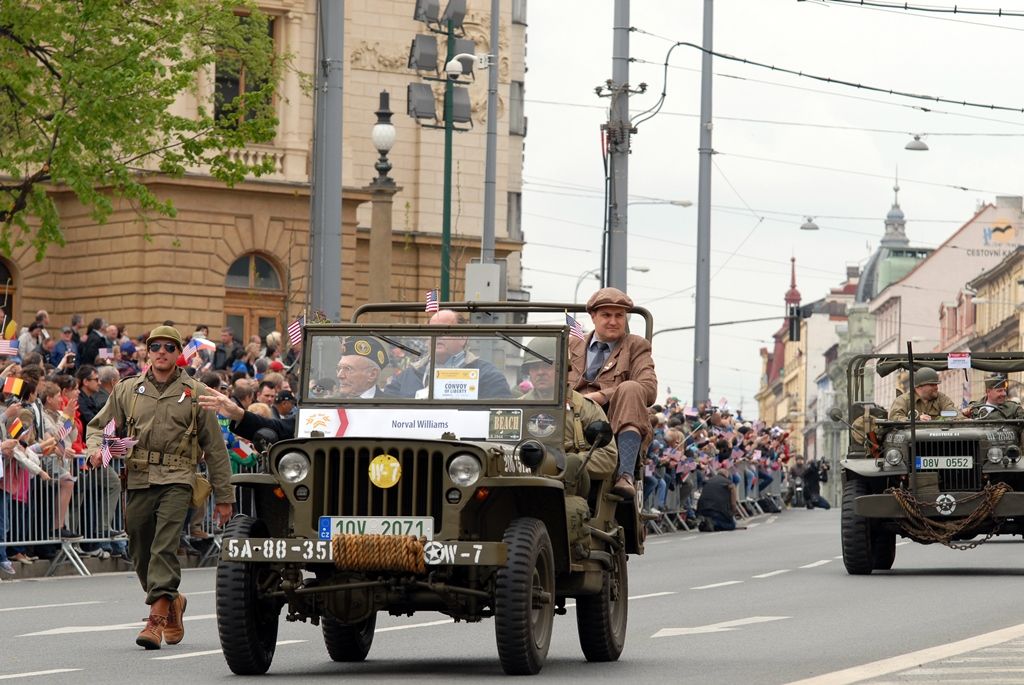 Zhruba 300 historických vojenských vozidel projelo dnes krátce před polednem městem, velkou přehlídku nazvanou Convoy of Liberty sledovaly po obou stranách Klatovské třídy tisíce lidí. Belgickými a americkými vlaječkami mávali veteránům, kteří v květnu 1945 přivezli Plzni svobodu. Kolonu džípů vezoucí veterány vedl George Patton Waters, vnuk generála Pattona, pod jehož velením byla Plzeň před sedmdesáti lety osvobozena. Člen amerického kongresu, který si svého dědečka pamatuje jen jako malý chlapec, na oslavy přijíždí každoročně. Stejně tak si je letos nenechala ujít ani vnučka generála Pattona Helen Patton. Konec konvoje patřil moderní vojenské technice, mimo jiné americkým bojovým vozidlům Stryker. Velkým překvapením přehlídky byl v 11:20 přelet dvou armádních stíhaček JAS-39 Gripen, které v těsné blízkosti doprovázely letoun airbus.