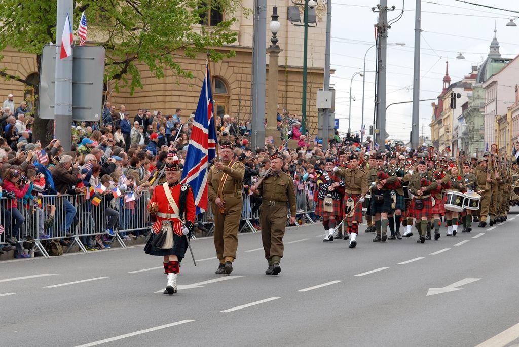 Zhruba 300 historických vojenských vozidel projelo dnes krátce před polednem městem, velkou přehlídku nazvanou Convoy of Liberty sledovaly po obou stranách Klatovské třídy tisíce lidí. Belgickými a americkými vlaječkami mávali veteránům, kteří v květnu 1945 přivezli Plzni svobodu. Kolonu džípů vezoucí veterány vedl George Patton Waters, vnuk generála Pattona, pod jehož velením byla Plzeň před sedmdesáti lety osvobozena. Člen amerického kongresu, který si svého dědečka pamatuje jen jako malý chlapec, na oslavy přijíždí každoročně. Stejně tak si je letos nenechala ujít ani vnučka generála Pattona Helen Patton. Konec konvoje patřil moderní vojenské technice, mimo jiné americkým bojovým vozidlům Stryker. Velkým překvapením přehlídky byl v 11:20 přelet dvou armádních stíhaček JAS-39 Gripen, které v těsné blízkosti doprovázely letoun airbus.