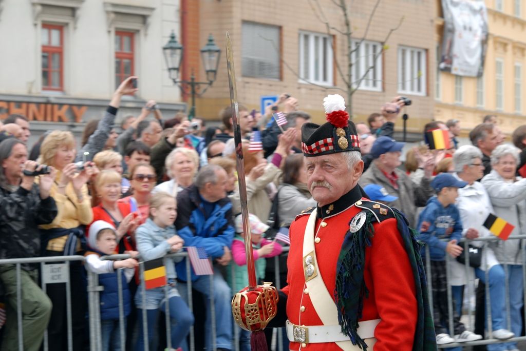 Zhruba 300 historických vojenských vozidel projelo dnes krátce před polednem městem, velkou přehlídku nazvanou Convoy of Liberty sledovaly po obou stranách Klatovské třídy tisíce lidí. Belgickými a americkými vlaječkami mávali veteránům, kteří v květnu 1945 přivezli Plzni svobodu. Kolonu džípů vezoucí veterány vedl George Patton Waters, vnuk generála Pattona, pod jehož velením byla Plzeň před sedmdesáti lety osvobozena. Člen amerického kongresu, který si svého dědečka pamatuje jen jako malý chlapec, na oslavy přijíždí každoročně. Stejně tak si je letos nenechala ujít ani vnučka generála Pattona Helen Patton. Konec konvoje patřil moderní vojenské technice, mimo jiné americkým bojovým vozidlům Stryker. Velkým překvapením přehlídky byl v 11:20 přelet dvou armádních stíhaček JAS-39 Gripen, které v těsné blízkosti doprovázely letoun airbus.