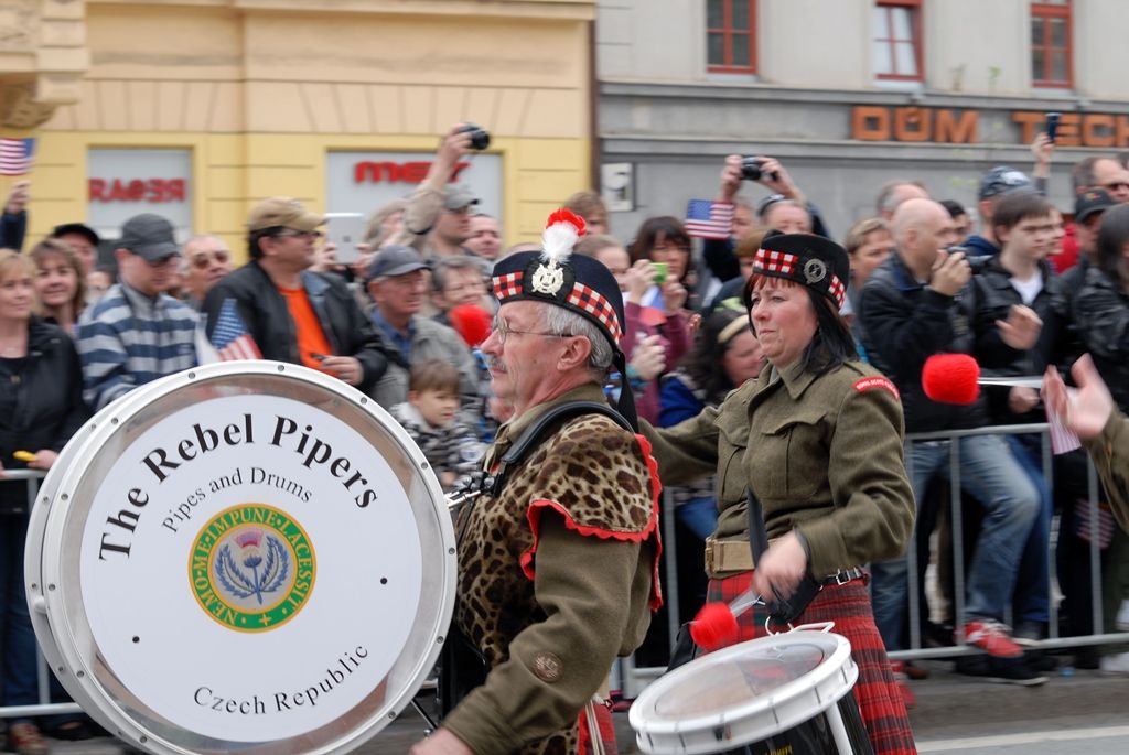 Zhruba 300 historických vojenských vozidel projelo dnes krátce před polednem městem, velkou přehlídku nazvanou Convoy of Liberty sledovaly po obou stranách Klatovské třídy tisíce lidí. Belgickými a americkými vlaječkami mávali veteránům, kteří v květnu 1945 přivezli Plzni svobodu. Kolonu džípů vezoucí veterány vedl George Patton Waters, vnuk generála Pattona, pod jehož velením byla Plzeň před sedmdesáti lety osvobozena. Člen amerického kongresu, který si svého dědečka pamatuje jen jako malý chlapec, na oslavy přijíždí každoročně. Stejně tak si je letos nenechala ujít ani vnučka generála Pattona Helen Patton. Konec konvoje patřil moderní vojenské technice, mimo jiné americkým bojovým vozidlům Stryker. Velkým překvapením přehlídky byl v 11:20 přelet dvou armádních stíhaček JAS-39 Gripen, které v těsné blízkosti doprovázely letoun airbus.