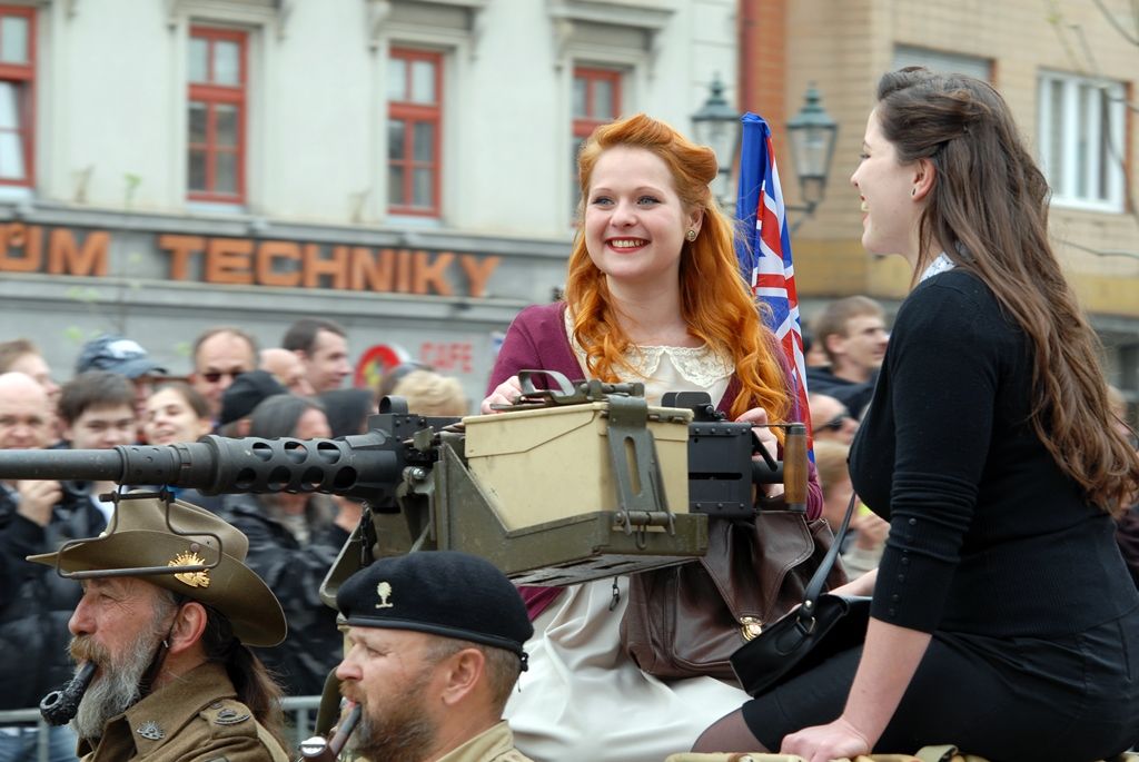 Zhruba 300 historických vojenských vozidel projelo dnes krátce před polednem městem, velkou přehlídku nazvanou Convoy of Liberty sledovaly po obou stranách Klatovské třídy tisíce lidí. Belgickými a americkými vlaječkami mávali veteránům, kteří v květnu 1945 přivezli Plzni svobodu. Kolonu džípů vezoucí veterány vedl George Patton Waters, vnuk generála Pattona, pod jehož velením byla Plzeň před sedmdesáti lety osvobozena. Člen amerického kongresu, který si svého dědečka pamatuje jen jako malý chlapec, na oslavy přijíždí každoročně. Stejně tak si je letos nenechala ujít ani vnučka generála Pattona Helen Patton. Konec konvoje patřil moderní vojenské technice, mimo jiné americkým bojovým vozidlům Stryker. Velkým překvapením přehlídky byl v 11:20 přelet dvou armádních stíhaček JAS-39 Gripen, které v těsné blízkosti doprovázely letoun airbus.