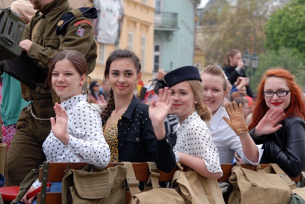 Zhruba 300 historických vojenských vozidel projelo dnes krátce před polednem městem, velkou přehlídku nazvanou Convoy of Liberty sledovaly po obou stranách Klatovské třídy tisíce lidí. Belgickými a americkými vlaječkami mávali veteránům, kteří v květnu 1945 přivezli Plzni svobodu. Kolonu džípů vezoucí veterány vedl George Patton Waters, vnuk generála Pattona, pod jehož velením byla Plzeň před sedmdesáti lety osvobozena. Člen amerického kongresu, který si svého dědečka pamatuje jen jako malý chlapec, na oslavy přijíždí každoročně. Stejně tak si je letos nenechala ujít ani vnučka generála Pattona Helen Patton. Konec konvoje patřil moderní vojenské technice, mimo jiné americkým bojovým vozidlům Stryker. Velkým překvapením přehlídky byl v 11:20 přelet dvou armádních stíhaček JAS-39 Gripen, které v těsné blízkosti doprovázely letoun airbus.