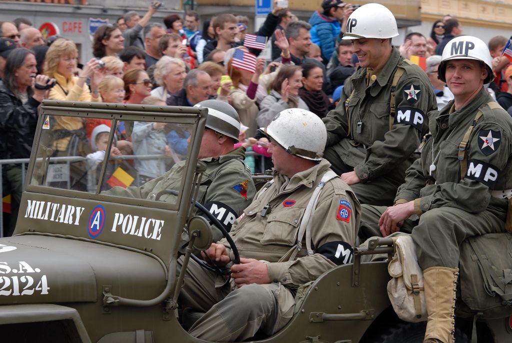 Zhruba 300 historických vojenských vozidel projelo dnes krátce před polednem městem, velkou přehlídku nazvanou Convoy of Liberty sledovaly po obou stranách Klatovské třídy tisíce lidí. Belgickými a americkými vlaječkami mávali veteránům, kteří v květnu 1945 přivezli Plzni svobodu. Kolonu džípů vezoucí veterány vedl George Patton Waters, vnuk generála Pattona, pod jehož velením byla Plzeň před sedmdesáti lety osvobozena. Člen amerického kongresu, který si svého dědečka pamatuje jen jako malý chlapec, na oslavy přijíždí každoročně. Stejně tak si je letos nenechala ujít ani vnučka generála Pattona Helen Patton. Konec konvoje patřil moderní vojenské technice, mimo jiné americkým bojovým vozidlům Stryker. Velkým překvapením přehlídky byl v 11:20 přelet dvou armádních stíhaček JAS-39 Gripen, které v těsné blízkosti doprovázely letoun airbus.
