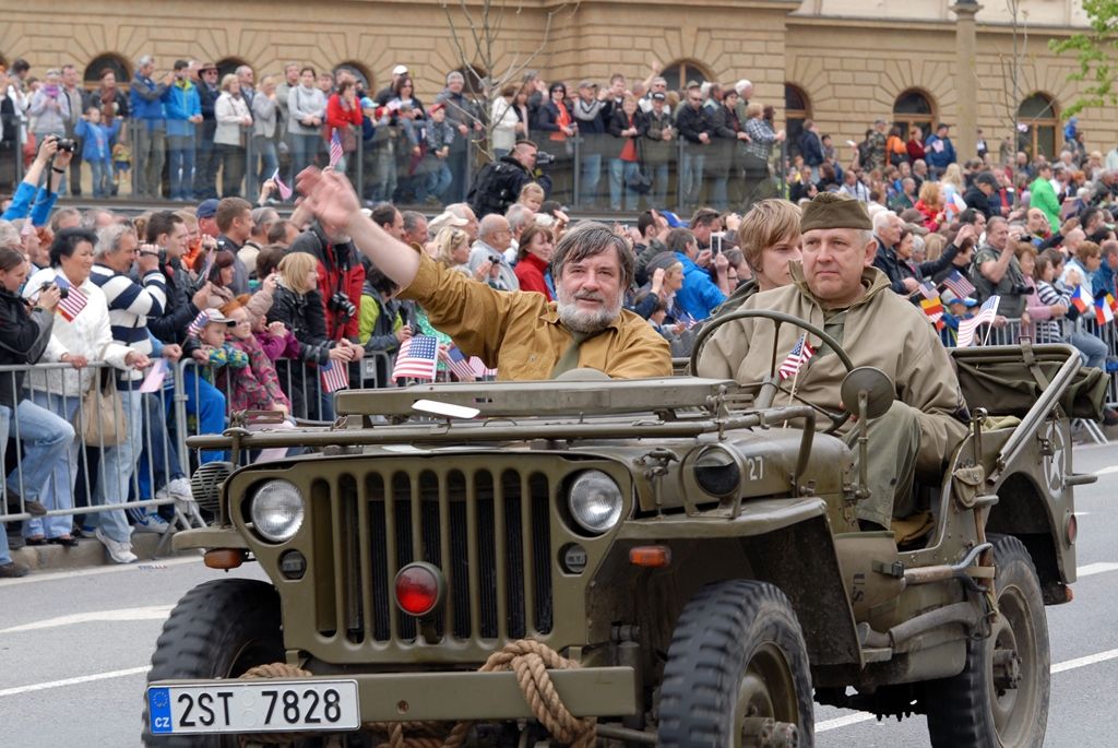 Zhruba 300 historických vojenských vozidel projelo dnes krátce před polednem městem, velkou přehlídku nazvanou Convoy of Liberty sledovaly po obou stranách Klatovské třídy tisíce lidí. Belgickými a americkými vlaječkami mávali veteránům, kteří v květnu 1945 přivezli Plzni svobodu. Kolonu džípů vezoucí veterány vedl George Patton Waters, vnuk generála Pattona, pod jehož velením byla Plzeň před sedmdesáti lety osvobozena. Člen amerického kongresu, který si svého dědečka pamatuje jen jako malý chlapec, na oslavy přijíždí každoročně. Stejně tak si je letos nenechala ujít ani vnučka generála Pattona Helen Patton. Konec konvoje patřil moderní vojenské technice, mimo jiné americkým bojovým vozidlům Stryker. Velkým překvapením přehlídky byl v 11:20 přelet dvou armádních stíhaček JAS-39 Gripen, které v těsné blízkosti doprovázely letoun airbus.
