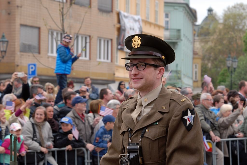 Zhruba 300 historických vojenských vozidel projelo dnes krátce před polednem městem, velkou přehlídku nazvanou Convoy of Liberty sledovaly po obou stranách Klatovské třídy tisíce lidí. Belgickými a americkými vlaječkami mávali veteránům, kteří v květnu 1945 přivezli Plzni svobodu. Kolonu džípů vezoucí veterány vedl George Patton Waters, vnuk generála Pattona, pod jehož velením byla Plzeň před sedmdesáti lety osvobozena. Člen amerického kongresu, který si svého dědečka pamatuje jen jako malý chlapec, na oslavy přijíždí každoročně. Stejně tak si je letos nenechala ujít ani vnučka generála Pattona Helen Patton. Konec konvoje patřil moderní vojenské technice, mimo jiné americkým bojovým vozidlům Stryker. Velkým překvapením přehlídky byl v 11:20 přelet dvou armádních stíhaček JAS-39 Gripen, které v těsné blízkosti doprovázely letoun airbus.