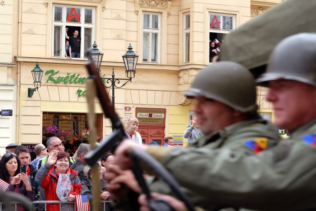 Zhruba 300 historických vojenských vozidel projelo dnes krátce před polednem městem, velkou přehlídku nazvanou Convoy of Liberty sledovaly po obou stranách Klatovské třídy tisíce lidí. Belgickými a americkými vlaječkami mávali veteránům, kteří v květnu 1945 přivezli Plzni svobodu. Kolonu džípů vezoucí veterány vedl George Patton Waters, vnuk generála Pattona, pod jehož velením byla Plzeň před sedmdesáti lety osvobozena. Člen amerického kongresu, který si svého dědečka pamatuje jen jako malý chlapec, na oslavy přijíždí každoročně. Stejně tak si je letos nenechala ujít ani vnučka generála Pattona Helen Patton. Konec konvoje patřil moderní vojenské technice, mimo jiné americkým bojovým vozidlům Stryker. Velkým překvapením přehlídky byl v 11:20 přelet dvou armádních stíhaček JAS-39 Gripen, které v těsné blízkosti doprovázely letoun airbus.