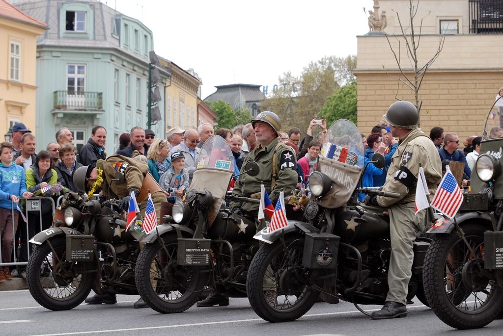 Zhruba 300 historických vojenských vozidel projelo dnes krátce před polednem městem, velkou přehlídku nazvanou Convoy of Liberty sledovaly po obou stranách Klatovské třídy tisíce lidí. Belgickými a americkými vlaječkami mávali veteránům, kteří v květnu 1945 přivezli Plzni svobodu. Kolonu džípů vezoucí veterány vedl George Patton Waters, vnuk generála Pattona, pod jehož velením byla Plzeň před sedmdesáti lety osvobozena. Člen amerického kongresu, který si svého dědečka pamatuje jen jako malý chlapec, na oslavy přijíždí každoročně. Stejně tak si je letos nenechala ujít ani vnučka generála Pattona Helen Patton. Konec konvoje patřil moderní vojenské technice, mimo jiné americkým bojovým vozidlům Stryker. Velkým překvapením přehlídky byl v 11:20 přelet dvou armádních stíhaček JAS-39 Gripen, které v těsné blízkosti doprovázely letoun airbus.