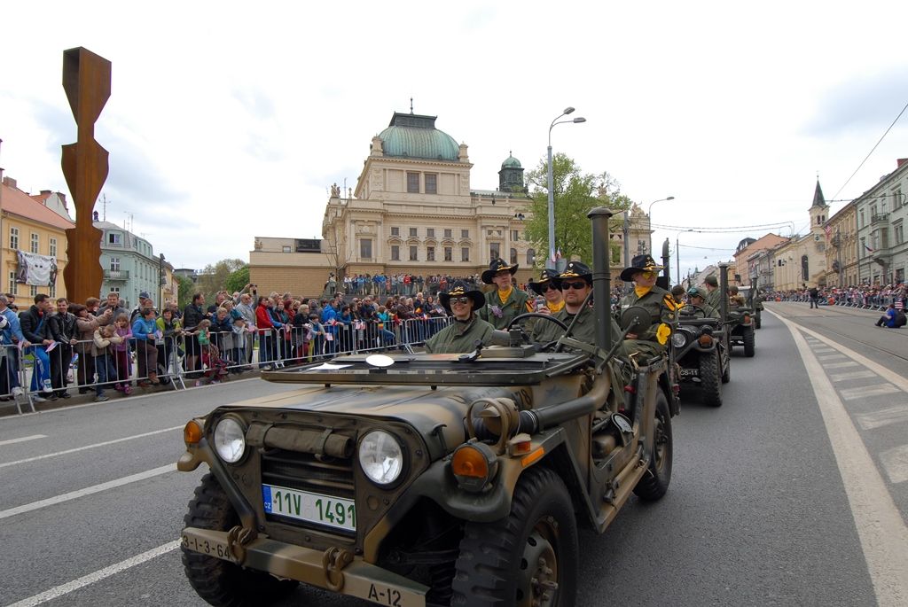 Zhruba 300 historických vojenských vozidel projelo dnes krátce před polednem městem, velkou přehlídku nazvanou Convoy of Liberty sledovaly po obou stranách Klatovské třídy tisíce lidí. Belgickými a americkými vlaječkami mávali veteránům, kteří v květnu 1945 přivezli Plzni svobodu. Kolonu džípů vezoucí veterány vedl George Patton Waters, vnuk generála Pattona, pod jehož velením byla Plzeň před sedmdesáti lety osvobozena. Člen amerického kongresu, který si svého dědečka pamatuje jen jako malý chlapec, na oslavy přijíždí každoročně. Stejně tak si je letos nenechala ujít ani vnučka generála Pattona Helen Patton. Konec konvoje patřil moderní vojenské technice, mimo jiné americkým bojovým vozidlům Stryker. Velkým překvapením přehlídky byl v 11:20 přelet dvou armádních stíhaček JAS-39 Gripen, které v těsné blízkosti doprovázely letoun airbus.