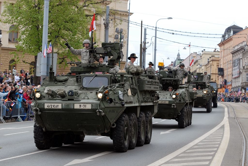 Zhruba 300 historických vojenských vozidel projelo dnes krátce před polednem městem, velkou přehlídku nazvanou Convoy of Liberty sledovaly po obou stranách Klatovské třídy tisíce lidí. Belgickými a americkými vlaječkami mávali veteránům, kteří v květnu 1945 přivezli Plzni svobodu. Kolonu džípů vezoucí veterány vedl George Patton Waters, vnuk generála Pattona, pod jehož velením byla Plzeň před sedmdesáti lety osvobozena. Člen amerického kongresu, který si svého dědečka pamatuje jen jako malý chlapec, na oslavy přijíždí každoročně. Stejně tak si je letos nenechala ujít ani vnučka generála Pattona Helen Patton. Konec konvoje patřil moderní vojenské technice, mimo jiné americkým bojovým vozidlům Stryker. Velkým překvapením přehlídky byl v 11:20 přelet dvou armádních stíhaček JAS-39 Gripen, které v těsné blízkosti doprovázely letoun airbus.
