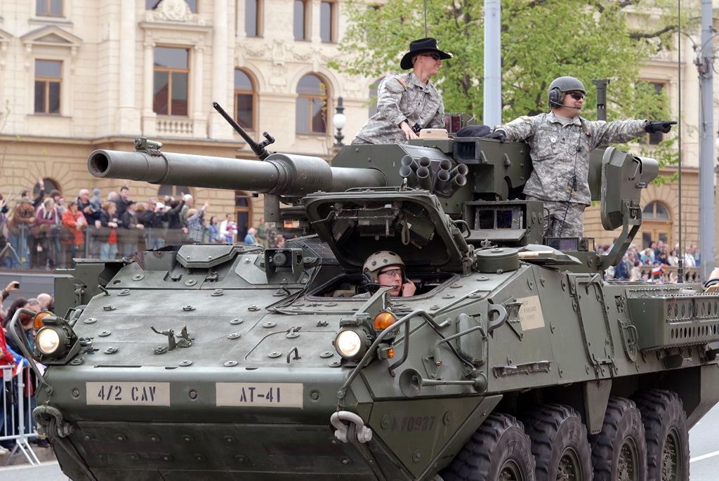 Zhruba 300 historických vojenských vozidel projelo dnes krátce před polednem městem, velkou přehlídku nazvanou Convoy of Liberty sledovaly po obou stranách Klatovské třídy tisíce lidí. Belgickými a americkými vlaječkami mávali veteránům, kteří v květnu 1945 přivezli Plzni svobodu. Kolonu džípů vezoucí veterány vedl George Patton Waters, vnuk generála Pattona, pod jehož velením byla Plzeň před sedmdesáti lety osvobozena. Člen amerického kongresu, který si svého dědečka pamatuje jen jako malý chlapec, na oslavy přijíždí každoročně. Stejně tak si je letos nenechala ujít ani vnučka generála Pattona Helen Patton. Konec konvoje patřil moderní vojenské technice, mimo jiné americkým bojovým vozidlům Stryker. Velkým překvapením přehlídky byl v 11:20 přelet dvou armádních stíhaček JAS-39 Gripen, které v těsné blízkosti doprovázely letoun airbus.