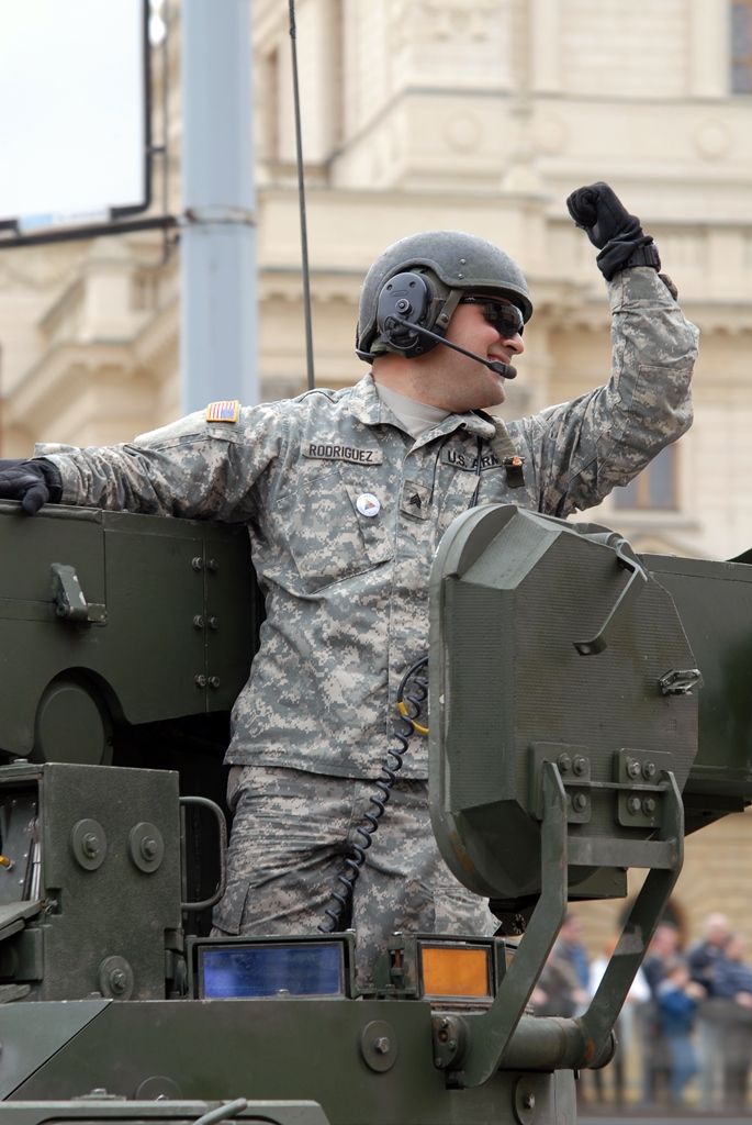 Zhruba 300 historických vojenských vozidel projelo dnes krátce před polednem městem, velkou přehlídku nazvanou Convoy of Liberty sledovaly po obou stranách Klatovské třídy tisíce lidí. Belgickými a americkými vlaječkami mávali veteránům, kteří v květnu 1945 přivezli Plzni svobodu. Kolonu džípů vezoucí veterány vedl George Patton Waters, vnuk generála Pattona, pod jehož velením byla Plzeň před sedmdesáti lety osvobozena. Člen amerického kongresu, který si svého dědečka pamatuje jen jako malý chlapec, na oslavy přijíždí každoročně. Stejně tak si je letos nenechala ujít ani vnučka generála Pattona Helen Patton. Konec konvoje patřil moderní vojenské technice, mimo jiné americkým bojovým vozidlům Stryker. Velkým překvapením přehlídky byl v 11:20 přelet dvou armádních stíhaček JAS-39 Gripen, které v těsné blízkosti doprovázely letoun airbus.
