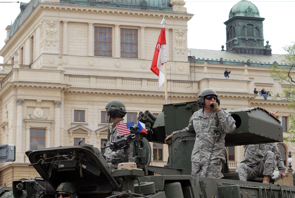 Zhruba 300 historických vojenských vozidel projelo dnes krátce před polednem městem, velkou přehlídku nazvanou Convoy of Liberty sledovaly po obou stranách Klatovské třídy tisíce lidí. Belgickými a americkými vlaječkami mávali veteránům, kteří v květnu 1945 přivezli Plzni svobodu. Kolonu džípů vezoucí veterány vedl George Patton Waters, vnuk generála Pattona, pod jehož velením byla Plzeň před sedmdesáti lety osvobozena. Člen amerického kongresu, který si svého dědečka pamatuje jen jako malý chlapec, na oslavy přijíždí každoročně. Stejně tak si je letos nenechala ujít ani vnučka generála Pattona Helen Patton. Konec konvoje patřil moderní vojenské technice, mimo jiné americkým bojovým vozidlům Stryker. Velkým překvapením přehlídky byl v 11:20 přelet dvou armádních stíhaček JAS-39 Gripen, které v těsné blízkosti doprovázely letoun airbus.