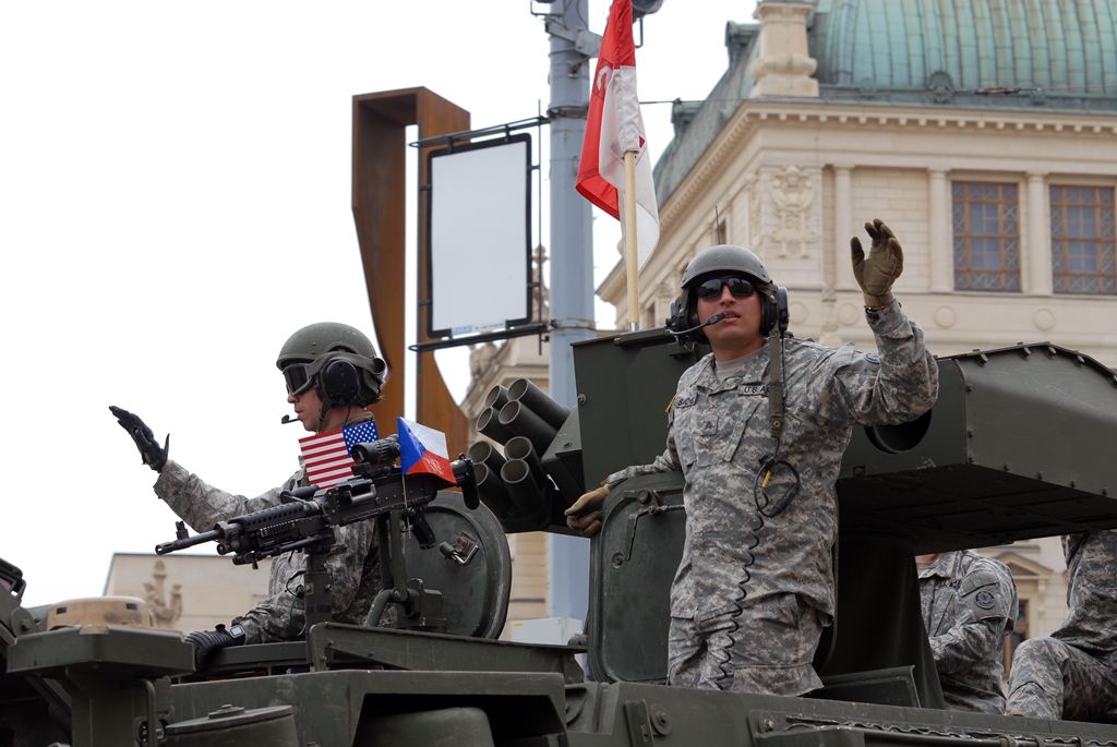 Zhruba 300 historických vojenských vozidel projelo dnes krátce před polednem městem, velkou přehlídku nazvanou Convoy of Liberty sledovaly po obou stranách Klatovské třídy tisíce lidí. Belgickými a americkými vlaječkami mávali veteránům, kteří v květnu 1945 přivezli Plzni svobodu. Kolonu džípů vezoucí veterány vedl George Patton Waters, vnuk generála Pattona, pod jehož velením byla Plzeň před sedmdesáti lety osvobozena. Člen amerického kongresu, který si svého dědečka pamatuje jen jako malý chlapec, na oslavy přijíždí každoročně. Stejně tak si je letos nenechala ujít ani vnučka generála Pattona Helen Patton. Konec konvoje patřil moderní vojenské technice, mimo jiné americkým bojovým vozidlům Stryker. Velkým překvapením přehlídky byl v 11:20 přelet dvou armádních stíhaček JAS-39 Gripen, které v těsné blízkosti doprovázely letoun airbus.