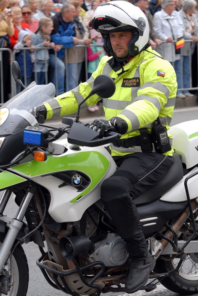 Zhruba 300 historických vojenských vozidel projelo dnes krátce před polednem městem, velkou přehlídku nazvanou Convoy of Liberty sledovaly po obou stranách Klatovské třídy tisíce lidí. Belgickými a americkými vlaječkami mávali veteránům, kteří v květnu 1945 přivezli Plzni svobodu. Kolonu džípů vezoucí veterány vedl George Patton Waters, vnuk generála Pattona, pod jehož velením byla Plzeň před sedmdesáti lety osvobozena. Člen amerického kongresu, který si svého dědečka pamatuje jen jako malý chlapec, na oslavy přijíždí každoročně. Stejně tak si je letos nenechala ujít ani vnučka generála Pattona Helen Patton. Konec konvoje patřil moderní vojenské technice, mimo jiné americkým bojovým vozidlům Stryker. Velkým překvapením přehlídky byl v 11:20 přelet dvou armádních stíhaček JAS-39 Gripen, které v těsné blízkosti doprovázely letoun airbus.