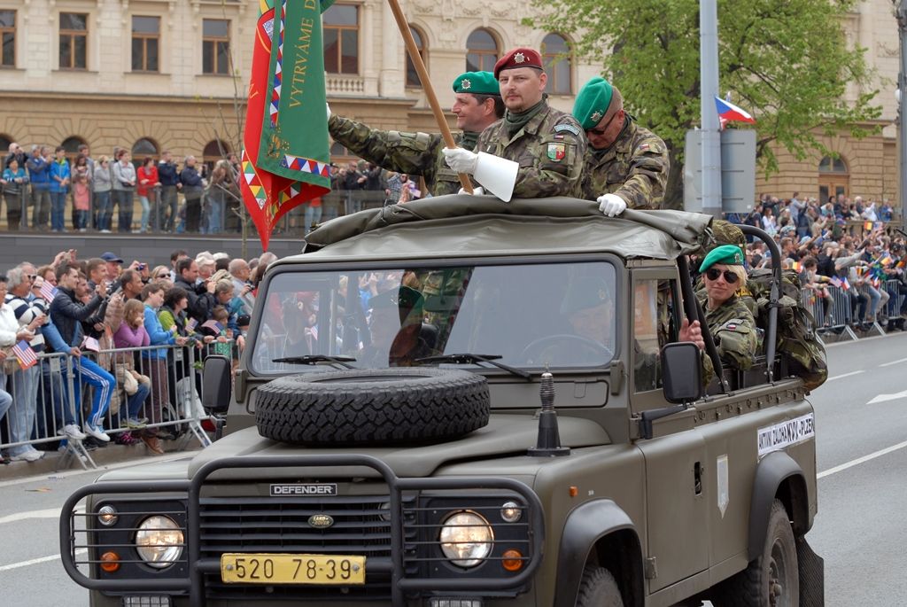 Zhruba 300 historických vojenských vozidel projelo dnes krátce před polednem městem, velkou přehlídku nazvanou Convoy of Liberty sledovaly po obou stranách Klatovské třídy tisíce lidí. Belgickými a americkými vlaječkami mávali veteránům, kteří v květnu 1945 přivezli Plzni svobodu. Kolonu džípů vezoucí veterány vedl George Patton Waters, vnuk generála Pattona, pod jehož velením byla Plzeň před sedmdesáti lety osvobozena. Člen amerického kongresu, který si svého dědečka pamatuje jen jako malý chlapec, na oslavy přijíždí každoročně. Stejně tak si je letos nenechala ujít ani vnučka generála Pattona Helen Patton. Konec konvoje patřil moderní vojenské technice, mimo jiné americkým bojovým vozidlům Stryker. Velkým překvapením přehlídky byl v 11:20 přelet dvou armádních stíhaček JAS-39 Gripen, které v těsné blízkosti doprovázely letoun airbus.