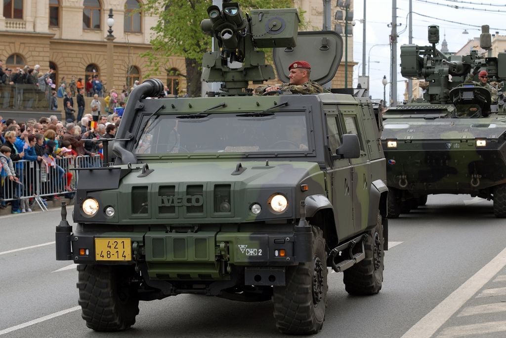 Zhruba 300 historických vojenských vozidel projelo dnes krátce před polednem městem, velkou přehlídku nazvanou Convoy of Liberty sledovaly po obou stranách Klatovské třídy tisíce lidí. Belgickými a americkými vlaječkami mávali veteránům, kteří v květnu 1945 přivezli Plzni svobodu. Kolonu džípů vezoucí veterány vedl George Patton Waters, vnuk generála Pattona, pod jehož velením byla Plzeň před sedmdesáti lety osvobozena. Člen amerického kongresu, který si svého dědečka pamatuje jen jako malý chlapec, na oslavy přijíždí každoročně. Stejně tak si je letos nenechala ujít ani vnučka generála Pattona Helen Patton. Konec konvoje patřil moderní vojenské technice, mimo jiné americkým bojovým vozidlům Stryker. Velkým překvapením přehlídky byl v 11:20 přelet dvou armádních stíhaček JAS-39 Gripen, které v těsné blízkosti doprovázely letoun airbus.