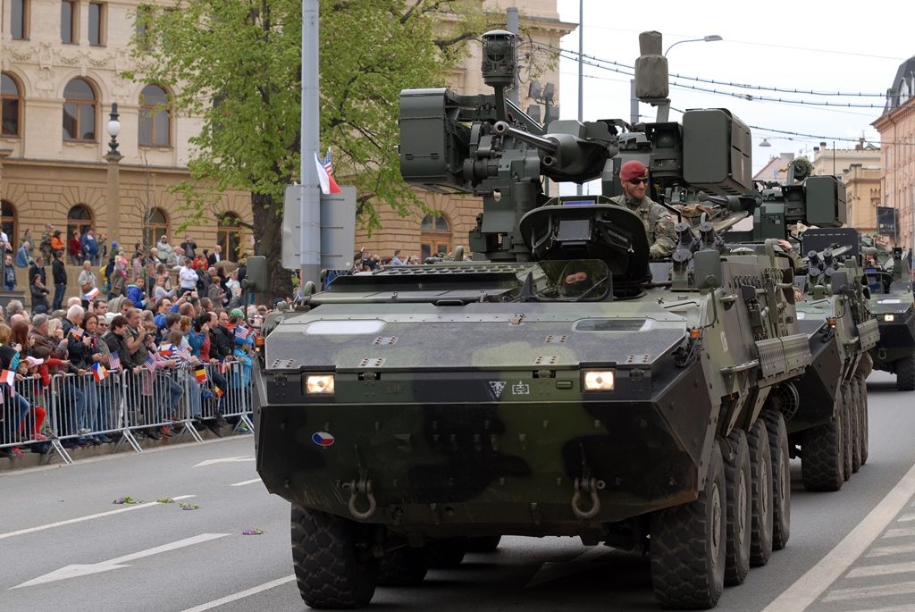 Zhruba 300 historických vojenských vozidel projelo dnes krátce před polednem městem, velkou přehlídku nazvanou Convoy of Liberty sledovaly po obou stranách Klatovské třídy tisíce lidí. Belgickými a americkými vlaječkami mávali veteránům, kteří v květnu 1945 přivezli Plzni svobodu. Kolonu džípů vezoucí veterány vedl George Patton Waters, vnuk generála Pattona, pod jehož velením byla Plzeň před sedmdesáti lety osvobozena. Člen amerického kongresu, který si svého dědečka pamatuje jen jako malý chlapec, na oslavy přijíždí každoročně. Stejně tak si je letos nenechala ujít ani vnučka generála Pattona Helen Patton. Konec konvoje patřil moderní vojenské technice, mimo jiné americkým bojovým vozidlům Stryker. Velkým překvapením přehlídky byl v 11:20 přelet dvou armádních stíhaček JAS-39 Gripen, které v těsné blízkosti doprovázely letoun airbus.