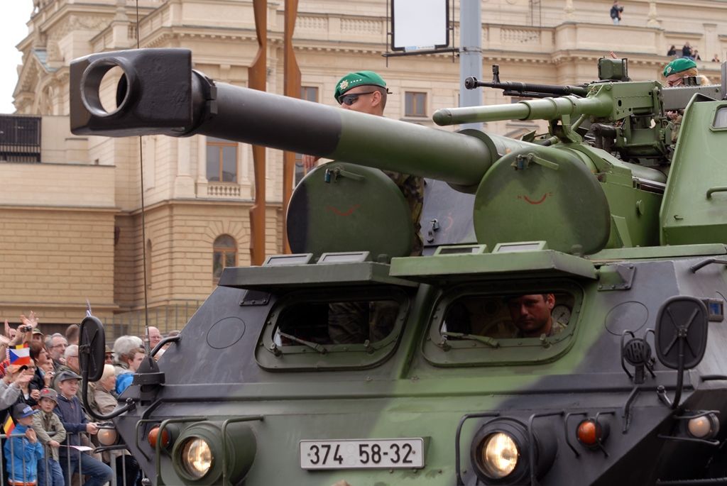 Zhruba 300 historických vojenských vozidel projelo dnes krátce před polednem městem, velkou přehlídku nazvanou Convoy of Liberty sledovaly po obou stranách Klatovské třídy tisíce lidí. Belgickými a americkými vlaječkami mávali veteránům, kteří v květnu 1945 přivezli Plzni svobodu. Kolonu džípů vezoucí veterány vedl George Patton Waters, vnuk generála Pattona, pod jehož velením byla Plzeň před sedmdesáti lety osvobozena. Člen amerického kongresu, který si svého dědečka pamatuje jen jako malý chlapec, na oslavy přijíždí každoročně. Stejně tak si je letos nenechala ujít ani vnučka generála Pattona Helen Patton. Konec konvoje patřil moderní vojenské technice, mimo jiné americkým bojovým vozidlům Stryker. Velkým překvapením přehlídky byl v 11:20 přelet dvou armádních stíhaček JAS-39 Gripen, které v těsné blízkosti doprovázely letoun airbus.