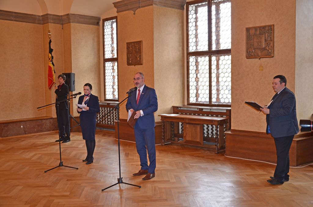 Studentka Církevního gymnázia Plzeň Tereza Kydlíčková se stala laureátkou Ceny Jana Palacha pro rok 2015. Odborná porota nejlépe ohodnotila její úvahu napsanou na téma Ten, kdo nezná historii, bude nucen ji prožít znovu. „Cena je pro mě velice důležitá, vážím si jejích zakladatelů, kteří bojovali za svobodu a měnili naše dějiny. Ve své práci jsem dost často používala prvky z historie. Myslím si, že jsme se dostatečně nepoučili z válečných dob i nacistické okupace a podobné situace jsme znovu zažili v komunistickém režimu,“ zhodnotila svou práci laureátka. (foto: M. Šašek)