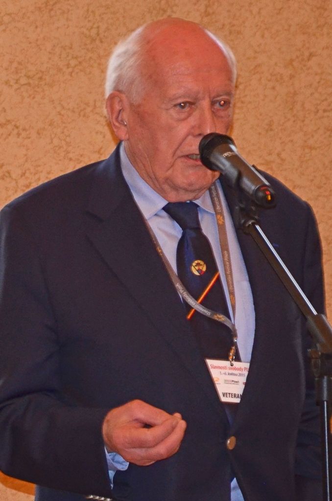 Studentka Církevního gymnázia Plzeň Tereza Kydlíčková se stala laureátkou Ceny Jana Palacha pro rok 2015. Odborná porota nejlépe ohodnotila její úvahu napsanou na téma Ten, kdo nezná historii, bude nucen ji prožít znovu. „Cena je pro mě velice důležitá, vážím si jejích zakladatelů, kteří bojovali za svobodu a měnili naše dějiny. Ve své práci jsem dost často používala prvky z historie. Myslím si, že jsme se dostatečně nepoučili z válečných dob i nacistické okupace a podobné situace jsme znovu zažili v komunistickém režimu,“ zhodnotila svou práci laureátka. (foto: M. Šašek)