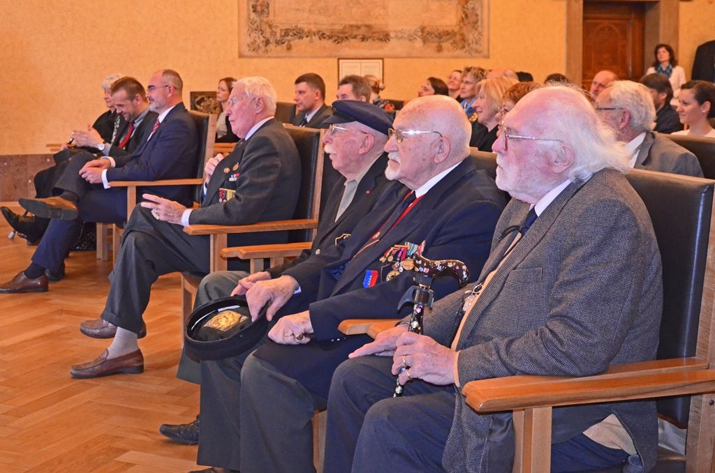 Studentka Církevního gymnázia Plzeň Tereza Kydlíčková se stala laureátkou Ceny Jana Palacha pro rok 2015. Odborná porota nejlépe ohodnotila její úvahu napsanou na téma Ten, kdo nezná historii, bude nucen ji prožít znovu. „Cena je pro mě velice důležitá, vážím si jejích zakladatelů, kteří bojovali za svobodu a měnili naše dějiny. Ve své práci jsem dost často používala prvky z historie. Myslím si, že jsme se dostatečně nepoučili z válečných dob i nacistické okupace a podobné situace jsme znovu zažili v komunistickém režimu,“ zhodnotila svou práci laureátka. (foto: M. Šašek)