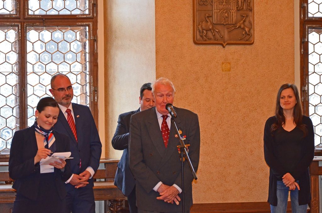 Studentka Církevního gymnázia Plzeň Tereza Kydlíčková se stala laureátkou Ceny Jana Palacha pro rok 2015. Odborná porota nejlépe ohodnotila její úvahu napsanou na téma Ten, kdo nezná historii, bude nucen ji prožít znovu. „Cena je pro mě velice důležitá, vážím si jejích zakladatelů, kteří bojovali za svobodu a měnili naše dějiny. Ve své práci jsem dost často používala prvky z historie. Myslím si, že jsme se dostatečně nepoučili z válečných dob i nacistické okupace a podobné situace jsme znovu zažili v komunistickém režimu,“ zhodnotila svou práci laureátka. (foto: M. Šašek)