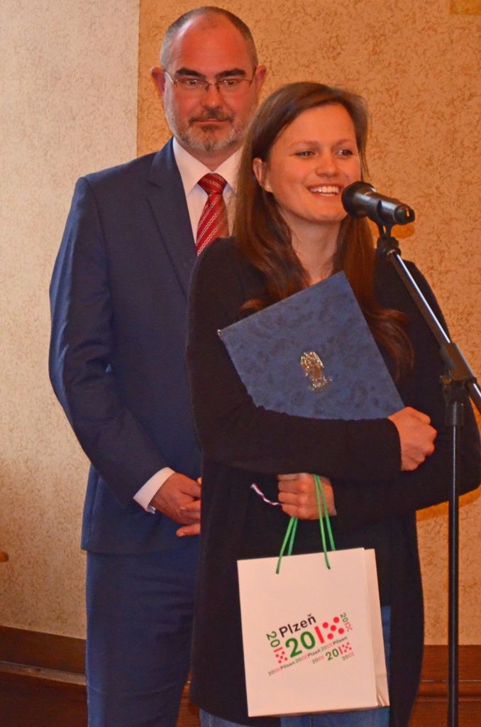 Studentka Církevního gymnázia Plzeň Tereza Kydlíčková se stala laureátkou Ceny Jana Palacha pro rok 2015. Odborná porota nejlépe ohodnotila její úvahu napsanou na téma Ten, kdo nezná historii, bude nucen ji prožít znovu. „Cena je pro mě velice důležitá, vážím si jejích zakladatelů, kteří bojovali za svobodu a měnili naše dějiny. Ve své práci jsem dost často používala prvky z historie. Myslím si, že jsme se dostatečně nepoučili z válečných dob i nacistické okupace a podobné situace jsme znovu zažili v komunistickém režimu,“ zhodnotila svou práci laureátka. (foto: M. Šašek)