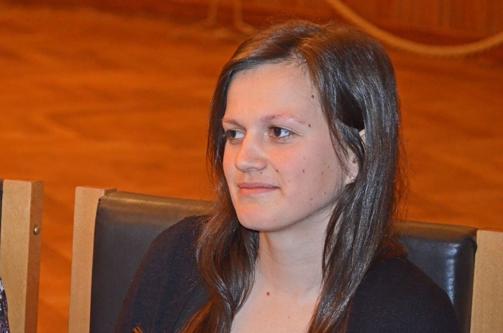 Studentka Církevního gymnázia Plzeň Tereza Kydlíčková se stala laureátkou Ceny Jana Palacha pro rok 2015. Odborná porota nejlépe ohodnotila její úvahu napsanou na téma Ten, kdo nezná historii, bude nucen ji prožít znovu. „Cena je pro mě velice důležitá, vážím si jejích zakladatelů, kteří bojovali za svobodu a měnili naše dějiny. Ve své práci jsem dost často používala prvky z historie. Myslím si, že jsme se dostatečně nepoučili z válečných dob i nacistické okupace a podobné situace jsme znovu zažili v komunistickém režimu,“ zhodnotila svou práci laureátka. (foto: M. Šašek)