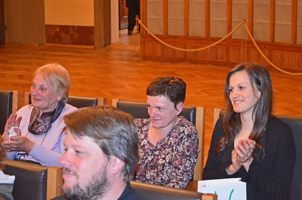 Studentka Církevního gymnázia Plzeň Tereza Kydlíčková se stala laureátkou Ceny Jana Palacha pro rok 2015. Odborná porota nejlépe ohodnotila její úvahu napsanou na téma Ten, kdo nezná historii, bude nucen ji prožít znovu. „Cena je pro mě velice důležitá, vážím si jejích zakladatelů, kteří bojovali za svobodu a měnili naše dějiny. Ve své práci jsem dost často používala prvky z historie. Myslím si, že jsme se dostatečně nepoučili z válečných dob i nacistické okupace a podobné situace jsme znovu zažili v komunistickém režimu,“ zhodnotila svou práci laureátka. (foto: M. Šašek)