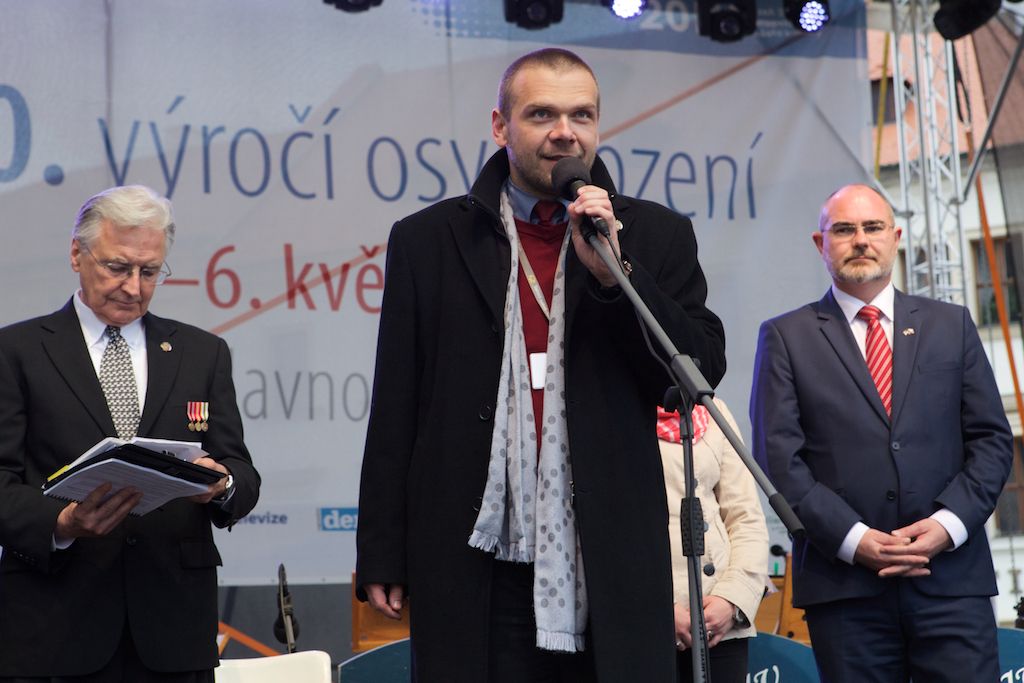 Stipendium generála George S. Pattona převzala v neděli v podvečer na plzeňském náměstí Republiky Alena Vebrová, studentka Střední zdravotnické školy a Vyšší odborné školy zdravotnické v Plzni. Společně s medailí získala tisíc amerických dolarů. Od roku 2011 je předávání stipendia součástí programu Slavností svobody. (foto: R. Muchka / Z. Vaiz)