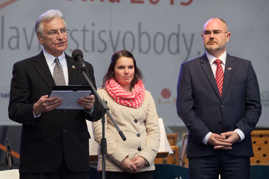 Stipendium generála George S. Pattona převzala v neděli v podvečer na plzeňském náměstí Republiky Alena Vebrová, studentka Střední zdravotnické školy a Vyšší odborné školy zdravotnické v Plzni. Společně s medailí získala tisíc amerických dolarů. Od roku 2011 je předávání stipendia součástí programu Slavností svobody. (foto: R. Muchka / Z. Vaiz)