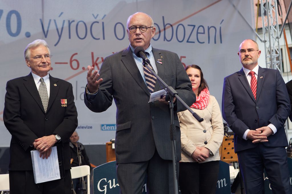 Stipendium generála George S. Pattona převzala v neděli v podvečer na plzeňském náměstí Republiky Alena Vebrová, studentka Střední zdravotnické školy a Vyšší odborné školy zdravotnické v Plzni. Společně s medailí získala tisíc amerických dolarů. Od roku 2011 je předávání stipendia součástí programu Slavností svobody. (foto: R. Muchka / Z. Vaiz)