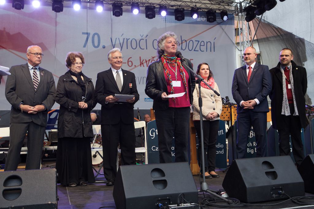 Stipendium generála George S. Pattona převzala v neděli v podvečer na plzeňském náměstí Republiky Alena Vebrová, studentka Střední zdravotnické školy a Vyšší odborné školy zdravotnické v Plzni. Společně s medailí získala tisíc amerických dolarů. Od roku 2011 je předávání stipendia součástí programu Slavností svobody. (foto: R. Muchka / Z. Vaiz)