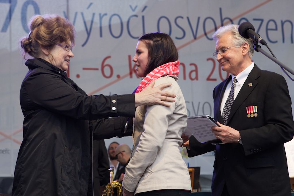 Stipendium generála George S. Pattona převzala v neděli v podvečer na plzeňském náměstí Republiky Alena Vebrová, studentka Střední zdravotnické školy a Vyšší odborné školy zdravotnické v Plzni. Společně s medailí získala tisíc amerických dolarů. Od roku 2011 je předávání stipendia součástí programu Slavností svobody. (foto: R. Muchka / Z. Vaiz)