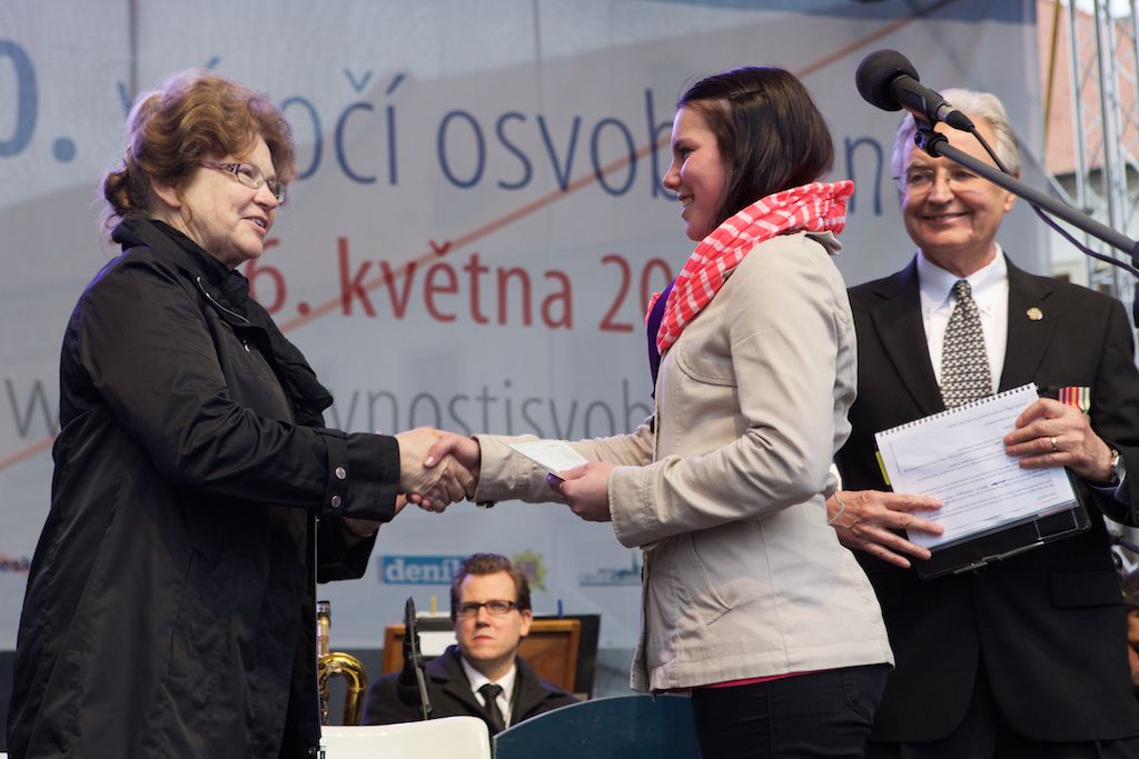 Stipendium generála George S. Pattona převzala v neděli v podvečer na plzeňském náměstí Republiky Alena Vebrová, studentka Střední zdravotnické školy a Vyšší odborné školy zdravotnické v Plzni. Společně s medailí získala tisíc amerických dolarů. Od roku 2011 je předávání stipendia součástí programu Slavností svobody. (foto: R. Muchka / Z. Vaiz)