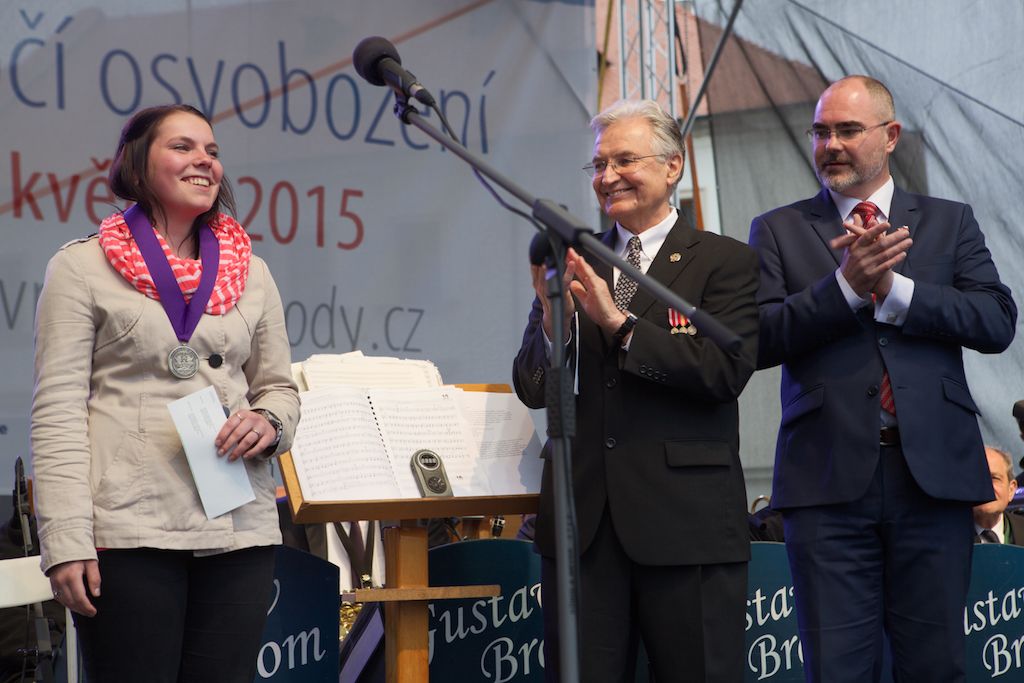 Stipendium generála George S. Pattona převzala v neděli v podvečer na plzeňském náměstí Republiky Alena Vebrová, studentka Střední zdravotnické školy a Vyšší odborné školy zdravotnické v Plzni. Společně s medailí získala tisíc amerických dolarů. Od roku 2011 je předávání stipendia součástí programu Slavností svobody. (foto: R. Muchka / Z. Vaiz)