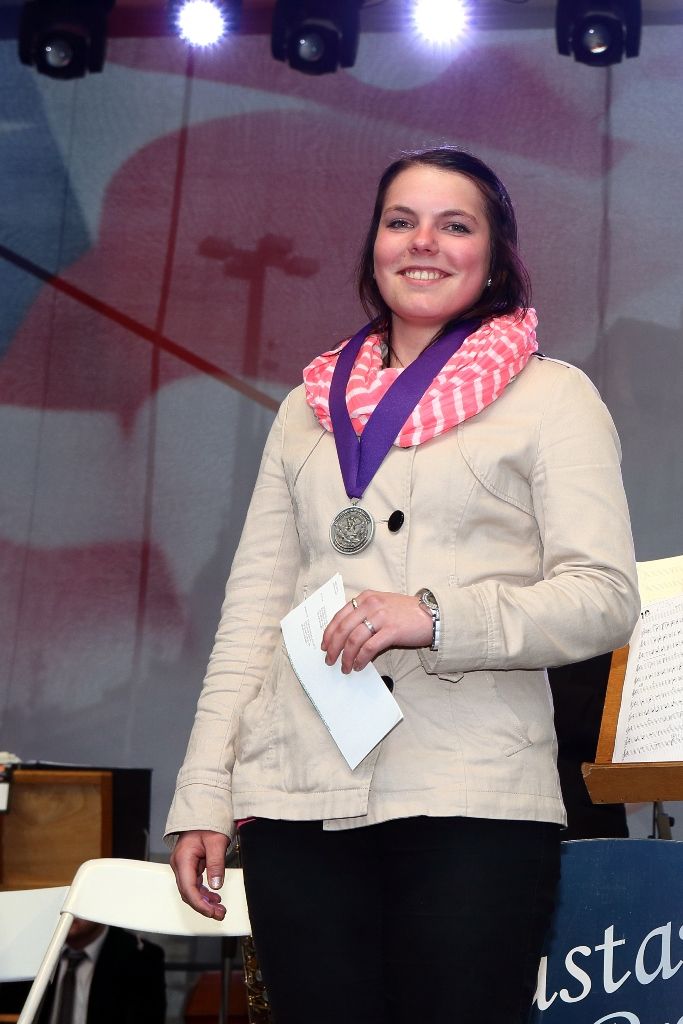 Stipendium generála George S. Pattona převzala v neděli v podvečer na plzeňském náměstí Republiky Alena Vebrová, studentka Střední zdravotnické školy a Vyšší odborné školy zdravotnické v Plzni. Společně s medailí získala tisíc amerických dolarů. Od roku 2011 je předávání stipendia součástí programu Slavností svobody. (foto: R. Muchka / Z. Vaiz)