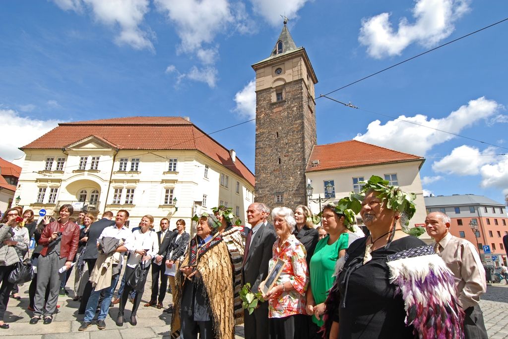 Více jak padesát portrétů novozélandských Maorů si mohou návštěvníci Západočeské galerie v Plzni prohlédnout od 6. května v rámci první retrospektivní výstavy Gottfrieda Lindauera, plzeňského rodáka, který odešel v roce 1874 na Nový Zéland. Díla pocházejí ze sbírek Auckland Art Gallery Toi o Tāmaki, jejíž poradní sbor Haerewa tvořený maorskými vědci a umělci a vyjadřující se ke správě maorského umění dal vůbec poprvé souhlas s tím, aby novozélandský národní poklad opustil zemi svého vzniku. (foto: 4.5.2015)