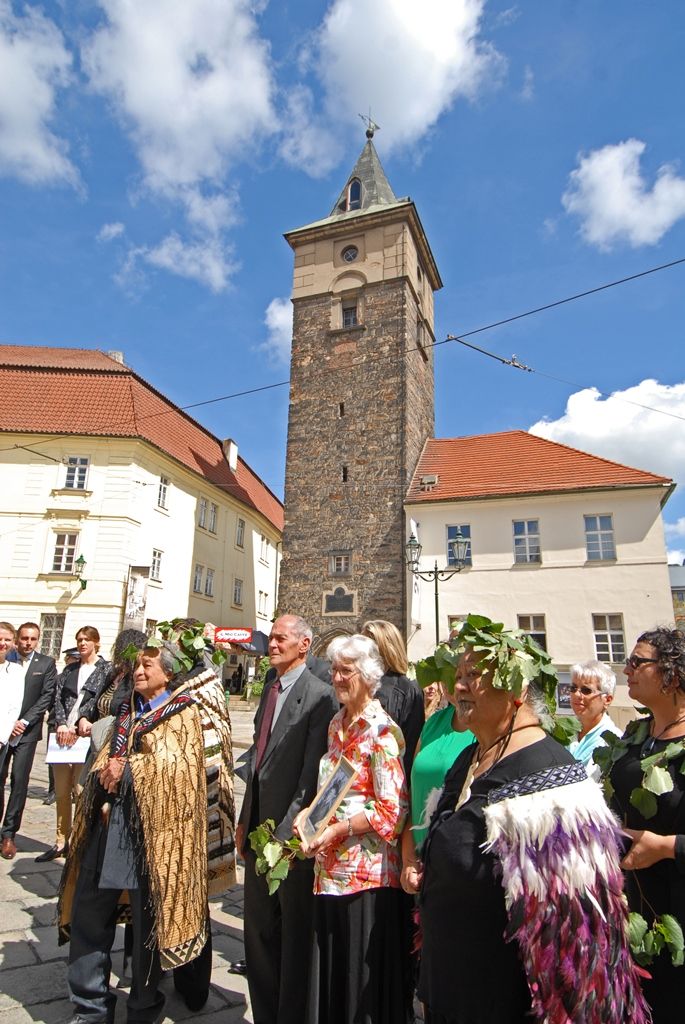 Více jak padesát portrétů novozélandských Maorů si mohou návštěvníci Západočeské galerie v Plzni prohlédnout od 6. května v rámci první retrospektivní výstavy Gottfrieda Lindauera, plzeňského rodáka, který odešel v roce 1874 na Nový Zéland. Díla pocházejí ze sbírek Auckland Art Gallery Toi o Tāmaki, jejíž poradní sbor Haerewa tvořený maorskými vědci a umělci a vyjadřující se ke správě maorského umění dal vůbec poprvé souhlas s tím, aby novozélandský národní poklad opustil zemi svého vzniku. (foto: 4.5.2015)