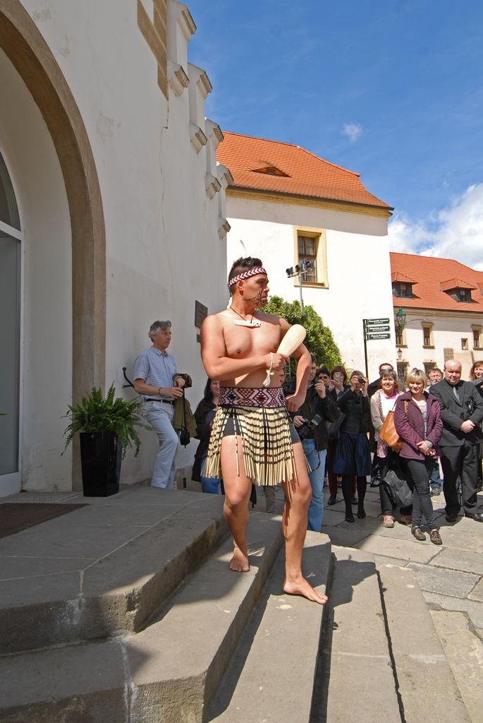 Více jak padesát portrétů novozélandských Maorů si mohou návštěvníci Západočeské galerie v Plzni prohlédnout od 6. května v rámci první retrospektivní výstavy Gottfrieda Lindauera, plzeňského rodáka, který odešel v roce 1874 na Nový Zéland. Díla pocházejí ze sbírek Auckland Art Gallery Toi o Tāmaki, jejíž poradní sbor Haerewa tvořený maorskými vědci a umělci a vyjadřující se ke správě maorského umění dal vůbec poprvé souhlas s tím, aby novozélandský národní poklad opustil zemi svého vzniku. (foto: 4.5.2015)