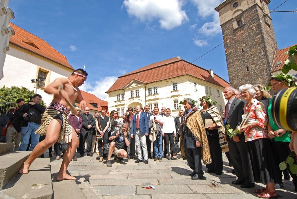 Více jak padesát portrétů novozélandských Maorů si mohou návštěvníci Západočeské galerie v Plzni prohlédnout od 6. května v rámci první retrospektivní výstavy Gottfrieda Lindauera, plzeňského rodáka, který odešel v roce 1874 na Nový Zéland. Díla pocházejí ze sbírek Auckland Art Gallery Toi o Tāmaki, jejíž poradní sbor Haerewa tvořený maorskými vědci a umělci a vyjadřující se ke správě maorského umění dal vůbec poprvé souhlas s tím, aby novozélandský národní poklad opustil zemi svého vzniku. (foto: 4.5.2015)