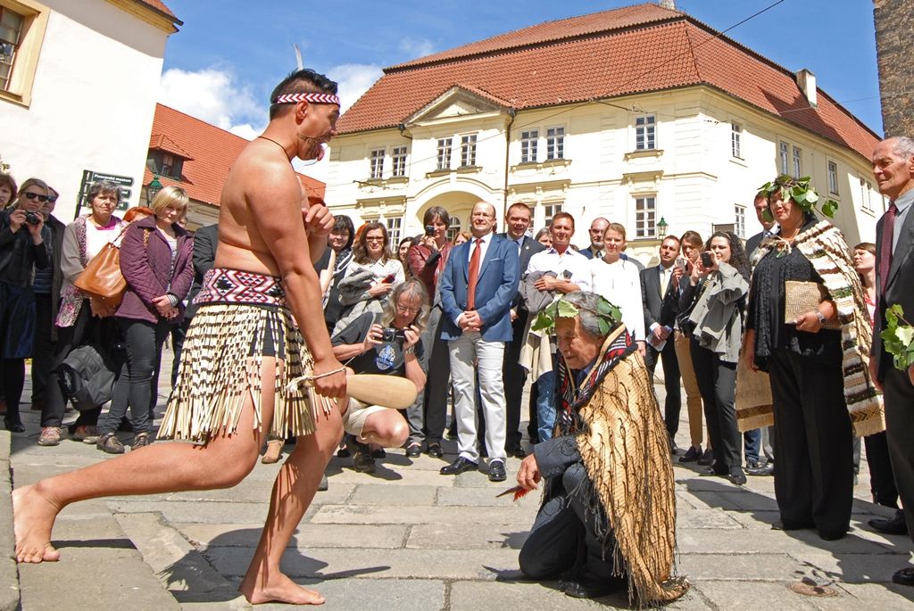 Výstavu děl Gottfrieda Lindauera zahájil tradiční maorský obřad