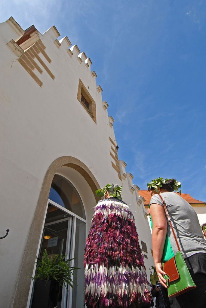 Více jak padesát portrétů novozélandských Maorů si mohou návštěvníci Západočeské galerie v Plzni prohlédnout od 6. května v rámci první retrospektivní výstavy Gottfrieda Lindauera, plzeňského rodáka, který odešel v roce 1874 na Nový Zéland. Díla pocházejí ze sbírek Auckland Art Gallery Toi o Tāmaki, jejíž poradní sbor Haerewa tvořený maorskými vědci a umělci a vyjadřující se ke správě maorského umění dal vůbec poprvé souhlas s tím, aby novozélandský národní poklad opustil zemi svého vzniku. (foto: 4.5.2015)