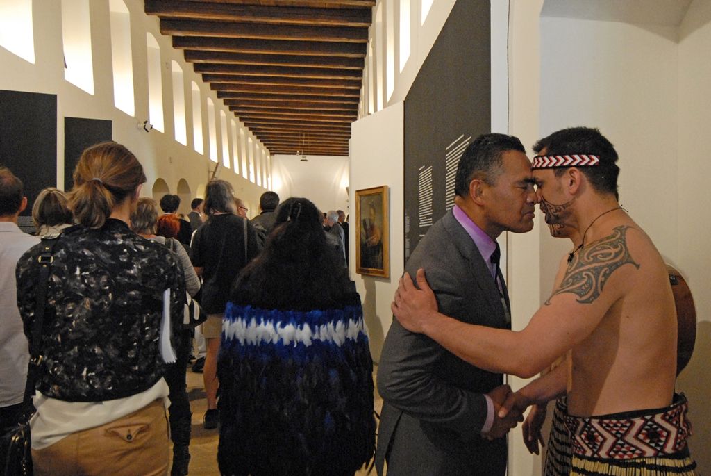 Více jak padesát portrétů novozélandských Maorů si mohou návštěvníci Západočeské galerie v Plzni prohlédnout od 6. května v rámci první retrospektivní výstavy Gottfrieda Lindauera, plzeňského rodáka, který odešel v roce 1874 na Nový Zéland. Díla pocházejí ze sbírek Auckland Art Gallery Toi o Tāmaki, jejíž poradní sbor Haerewa tvořený maorskými vědci a umělci a vyjadřující se ke správě maorského umění dal vůbec poprvé souhlas s tím, aby novozélandský národní poklad opustil zemi svého vzniku. (foto: 4.5.2015)