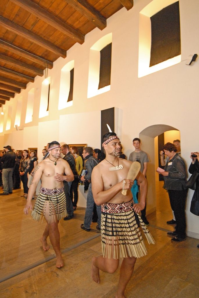 Více jak padesát portrétů novozélandských Maorů si mohou návštěvníci Západočeské galerie v Plzni prohlédnout od 6. května v rámci první retrospektivní výstavy Gottfrieda Lindauera, plzeňského rodáka, který odešel v roce 1874 na Nový Zéland. Díla pocházejí ze sbírek Auckland Art Gallery Toi o Tāmaki, jejíž poradní sbor Haerewa tvořený maorskými vědci a umělci a vyjadřující se ke správě maorského umění dal vůbec poprvé souhlas s tím, aby novozélandský národní poklad opustil zemi svého vzniku. (foto: 4.5.2015)