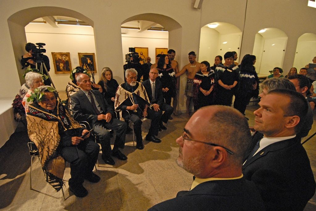 Více jak padesát portrétů novozélandských Maorů si mohou návštěvníci Západočeské galerie v Plzni prohlédnout od 6. května v rámci první retrospektivní výstavy Gottfrieda Lindauera, plzeňského rodáka, který odešel v roce 1874 na Nový Zéland. Díla pocházejí ze sbírek Auckland Art Gallery Toi o Tāmaki, jejíž poradní sbor Haerewa tvořený maorskými vědci a umělci a vyjadřující se ke správě maorského umění dal vůbec poprvé souhlas s tím, aby novozélandský národní poklad opustil zemi svého vzniku. (foto: 4.5.2015)