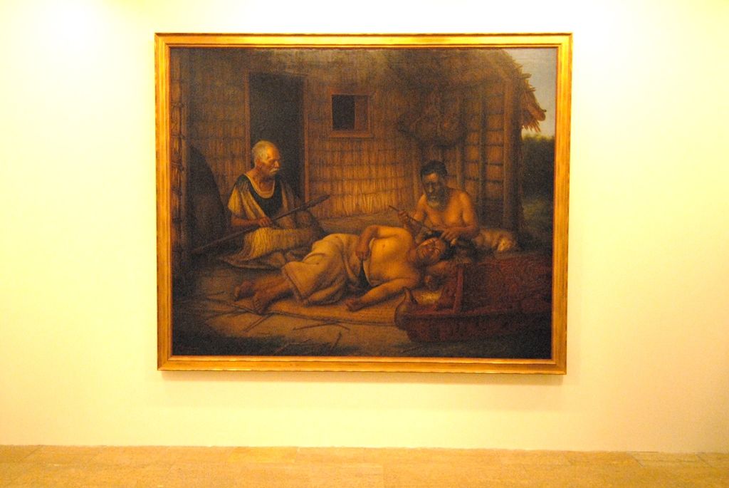 Více jak padesát portrétů novozélandských Maorů si mohou návštěvníci Západočeské galerie v Plzni prohlédnout od 6. května v rámci první retrospektivní výstavy Gottfrieda Lindauera, plzeňského rodáka, který odešel v roce 1874 na Nový Zéland. Díla pocházejí ze sbírek Auckland Art Gallery Toi o Tāmaki, jejíž poradní sbor Haerewa tvořený maorskými vědci a umělci a vyjadřující se ke správě maorského umění dal vůbec poprvé souhlas s tím, aby novozélandský národní poklad opustil zemi svého vzniku. (foto: 4.5.2015)