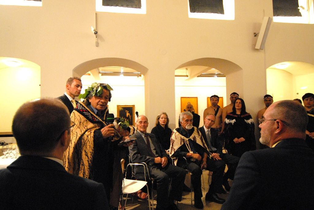 Více jak padesát portrétů novozélandských Maorů si mohou návštěvníci Západočeské galerie v Plzni prohlédnout od 6. května v rámci první retrospektivní výstavy Gottfrieda Lindauera, plzeňského rodáka, který odešel v roce 1874 na Nový Zéland. Díla pocházejí ze sbírek Auckland Art Gallery Toi o Tāmaki, jejíž poradní sbor Haerewa tvořený maorskými vědci a umělci a vyjadřující se ke správě maorského umění dal vůbec poprvé souhlas s tím, aby novozélandský národní poklad opustil zemi svého vzniku. (foto: 4.5.2015)