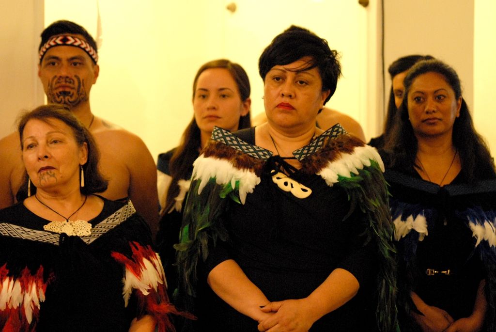 Více jak padesát portrétů novozélandských Maorů si mohou návštěvníci Západočeské galerie v Plzni prohlédnout od 6. května v rámci první retrospektivní výstavy Gottfrieda Lindauera, plzeňského rodáka, který odešel v roce 1874 na Nový Zéland. Díla pocházejí ze sbírek Auckland Art Gallery Toi o Tāmaki, jejíž poradní sbor Haerewa tvořený maorskými vědci a umělci a vyjadřující se ke správě maorského umění dal vůbec poprvé souhlas s tím, aby novozélandský národní poklad opustil zemi svého vzniku. (foto: 4.5.2015)